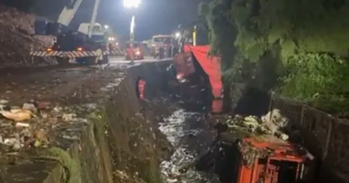 Longsor Sampah Bantargebang Seret Tiga Truk DKI ke Kali Asem