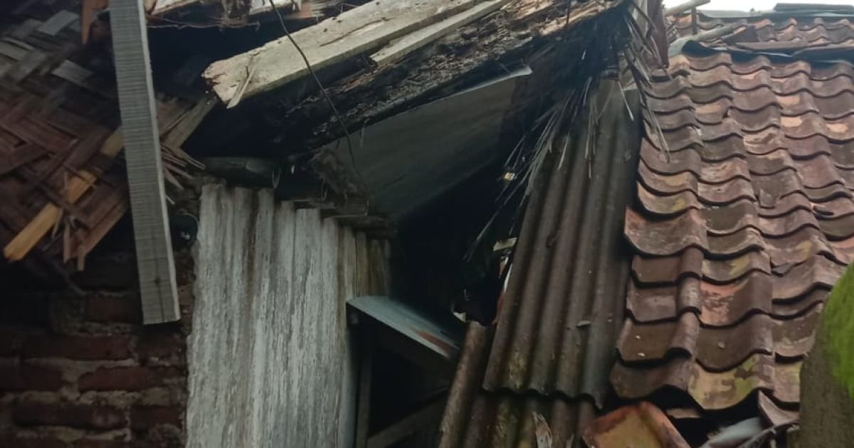 Diterjang Cuaca Ekstrem, Rumah Warga di Lebak Roboh