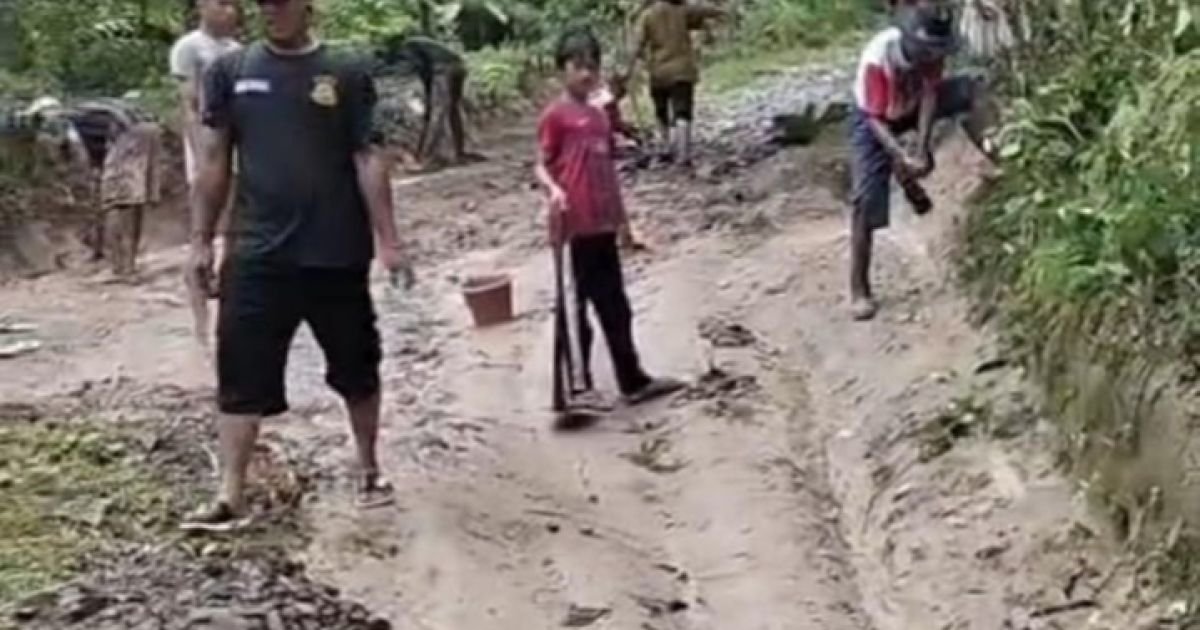 Warga Jayamanik Gotong Royong Perbaiki Jalan Rusak