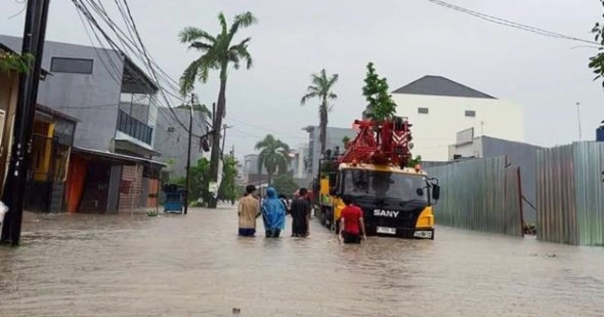 Suasana genangan banjir merendam permukiman warga di salah satu wilayah Kabupaten Tangerang akibat curah hujan tinggi, Senin (12/1/2026).