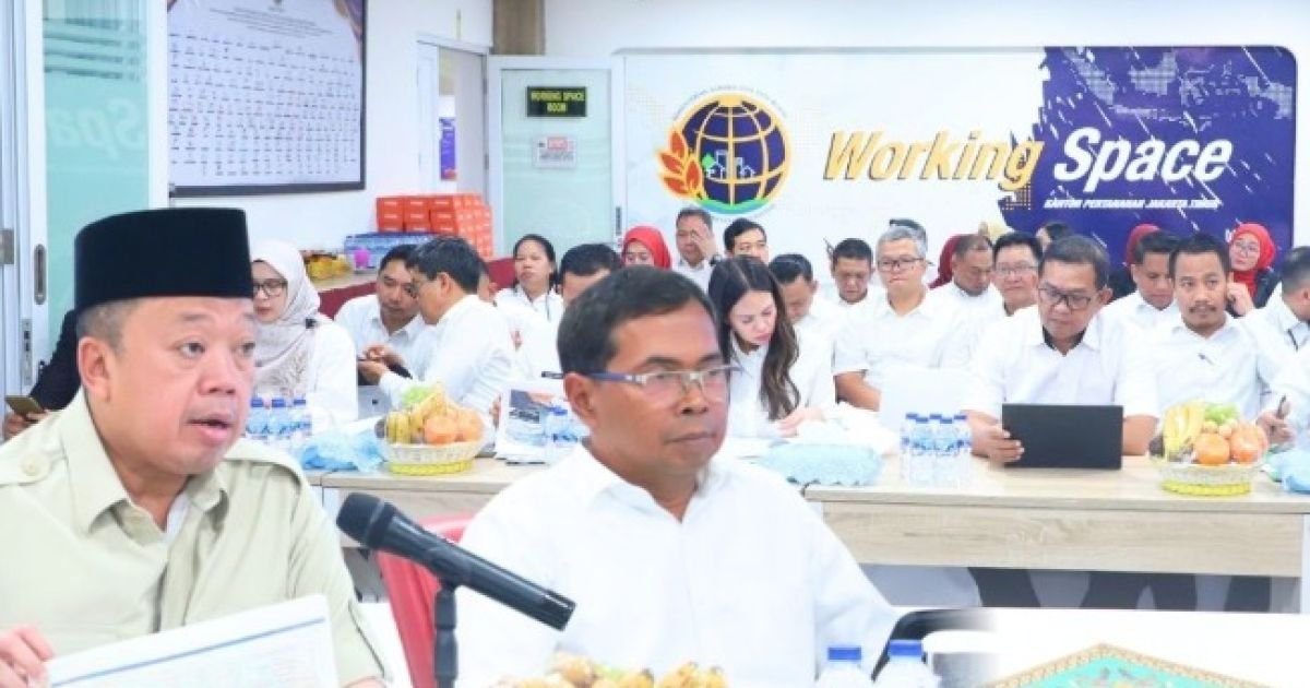Menteri ATR/BPN Nusron Wahid memberikan pembinaan kepada jajaran Kantor Pertanahan se-Provinsi DKI Jakarta yang diikuti Kantah Jakarta Pusat di Kantor Pertanahan Kota Administrasi Jakarta Timur, Selasa (13/1/2026).
