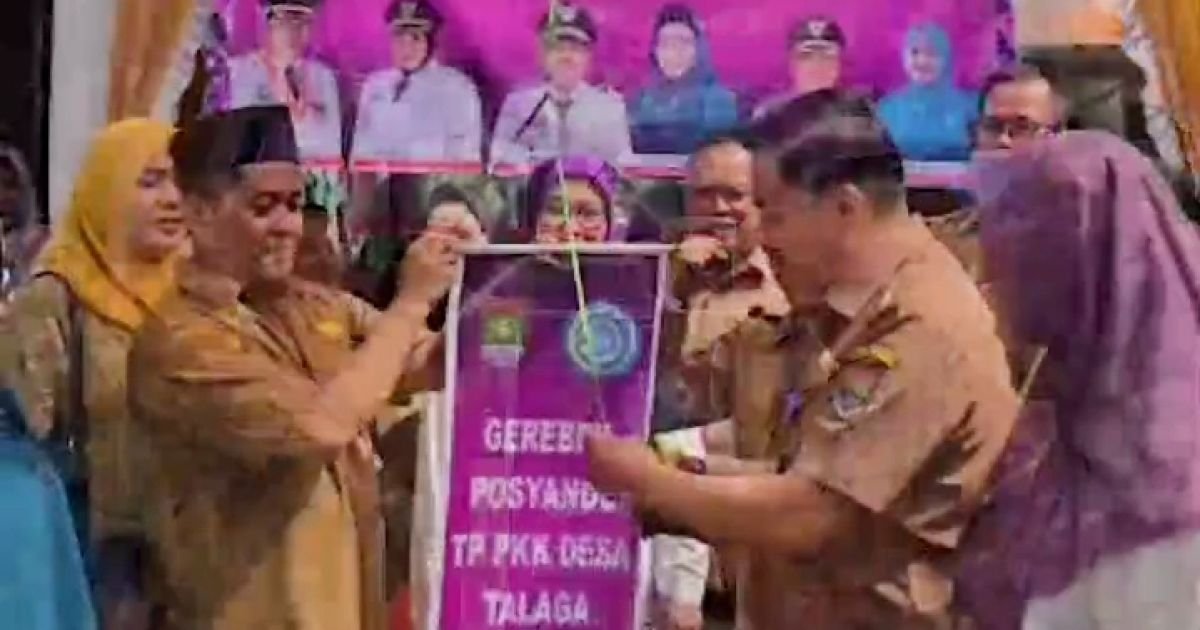 Camat Cikupa Supriyadi bersama Ketua TP PKK Kecamatan Cikupa Irmayanti Fajarita Supriyadi melakukan pelepasan balon sebagai tanda dimulainya kegiatan Gerebek Posyandu dalam rangka percepatan penurunan stunting di Kecamatan Cikupa.