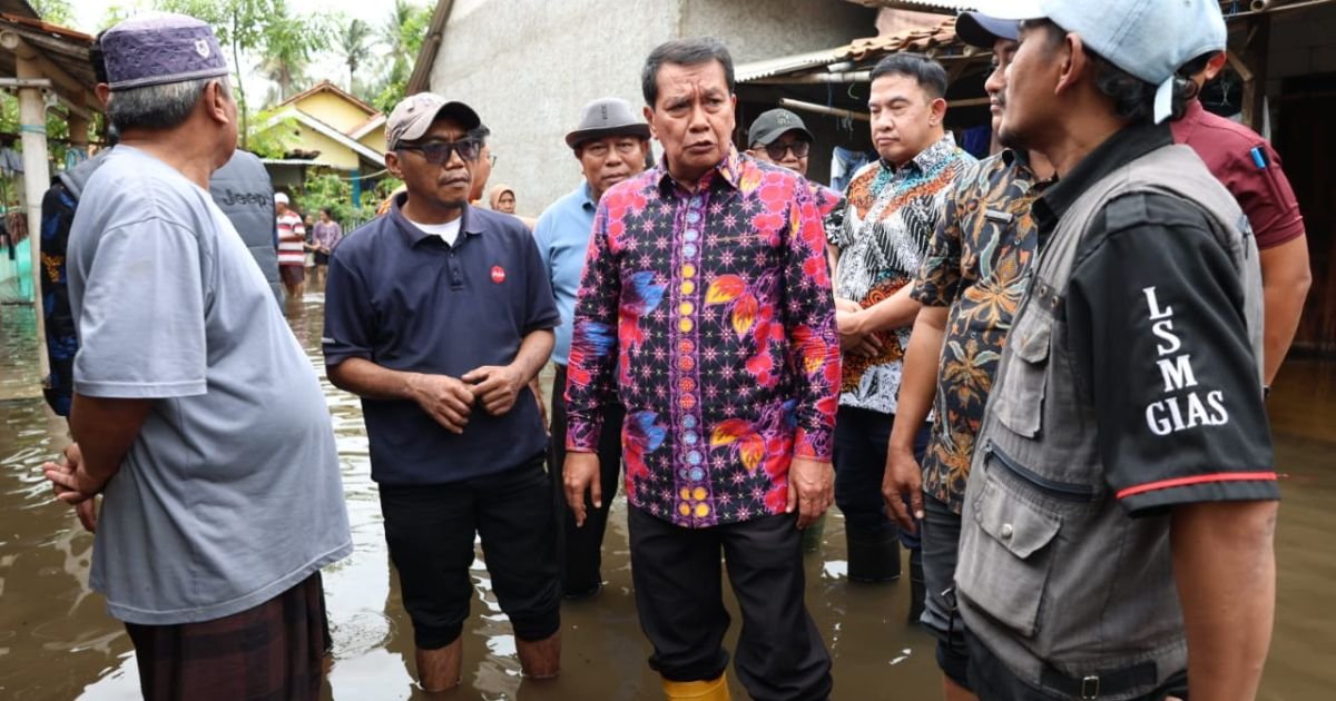 Bupati Tangerang Moch. Maesyal Rasyid meninjau lokasi banjir dan menyerahkan bantuan logistik kepada warga terdampak di Kecamatan Pakuhaji, Kabupaten Tangerang, Kamis (15/1/2026).