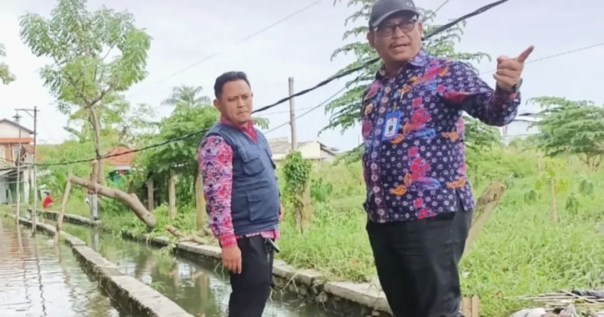 Camat Kosambi H. Asmawi memantau langsung lokasi banjir di Kelurahan Salembaran Jaya, Kecamatan Kosambi, Kabupaten Tangerang, Kamis (15/1/2026).