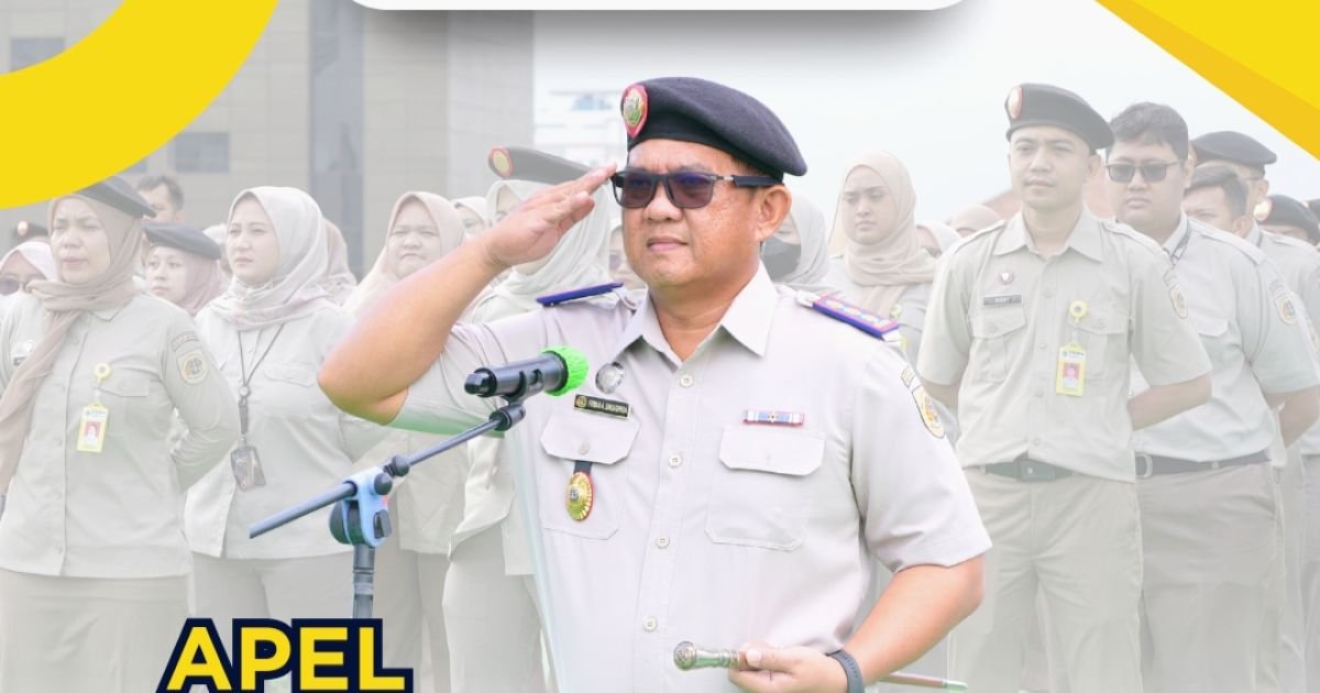 Kepala Kantor Pertanahan Kota Administrasi Jakarta Pusat Firman Ariefiansyah Singagerda memimpin apel pagi rutin awal tahun 2026 yang diikuti seluruh jajaran pegawai di rooftop lantai 5 kantor setempat, Senin (5/1/2026).