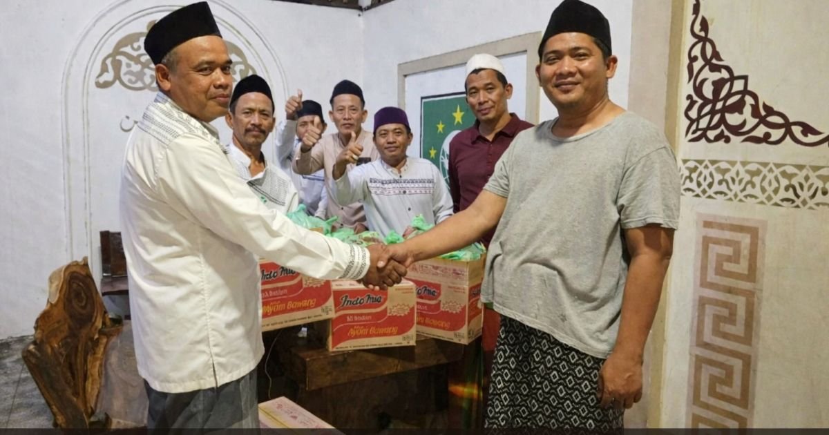 Wakil Ketua DPRD Kabupaten Tangerang H. Ahmad Baidowi menyalurkan bantuan logistik dan sembako secara langsung kepada warga terdampak banjir di Kecamatan Teluknaga, Kabupaten Tangerang, sebagai bentuk kepedulian dan respons cepat terhadap bencana banjir.