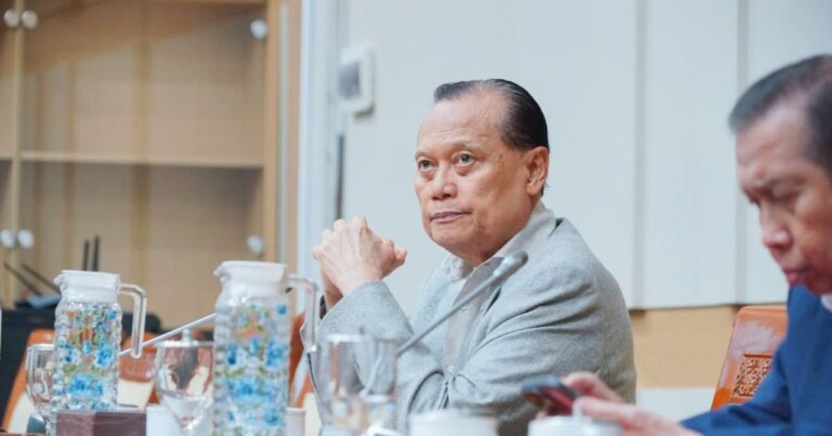 Anggota Komisi III DPR RI Adang Daradjatun menyampaikan sikap Komisi III DPR RI terkait penanganan kasus investasi peer to peer lending PT Dana Syariah Indonesia (DSI) dalam Rapat Dengar Pendapat di Kompleks Parlemen, Senayan, Jakarta.