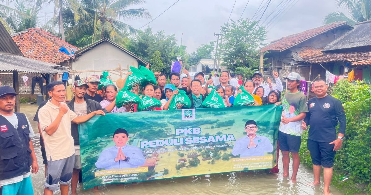 Ketua Fraksi PKB DPRD Kabupaten Tangerang Muhamad Rapiudin Akbar, Lc. bersama anggota DPR RI Rano Alfath menyerahkan paket sembako kepada warga terdampak banjir