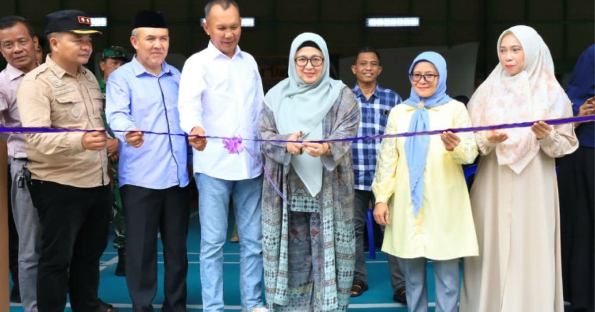 Wakil Bupati Tangerang Intan Nurul Hikmah didampingi Plt Camat Panongan H. Chaidir meresmikan Gedung Serbaguna RW 10 Perum Graha Pesona, Kelurahan Mekarbakti, Kecamatan Panongan, Sabtu (17/1/2026).