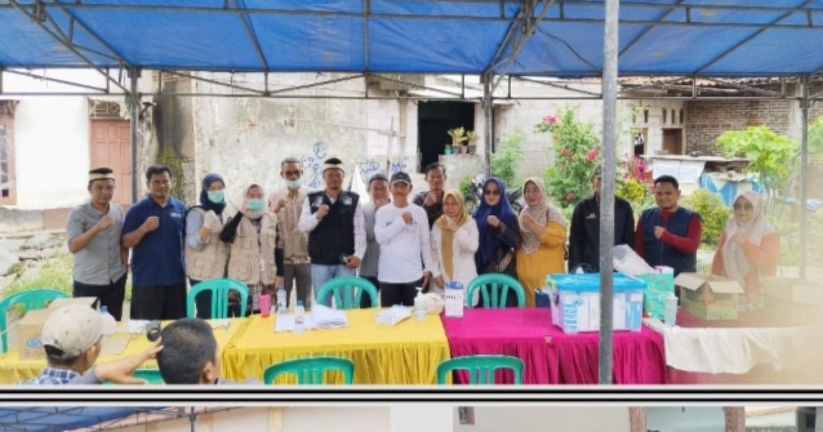 Petugas kesehatan UPTD Puskesmas Salembaran Jaya memberikan pelayanan pengobatan gratis kepada warga terdampak banjir di Kelurahan Salembaran Jaya, Kabupaten Tangerang, Sabtu (17/1/2026).