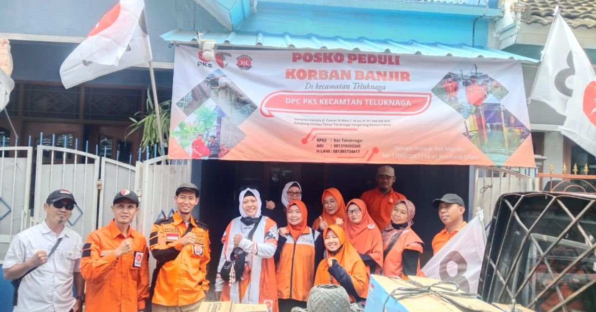 Anggota DPRD Kabupaten Tangerang dari PKS, Sapri, S.Sos bersama jajaran DPC PKS Teluknaga membagikan paket makanan kepada warga terdampak banjir di wilayah pesisir Kecamatan Teluknaga, Kabupaten Tangerang, Jumat (16/1/2026).