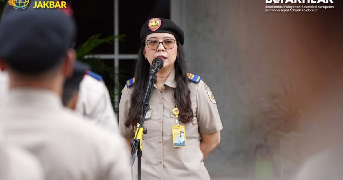 Kasubag Tata Usaha Kantor Pertanahan Kota Administrasi Jakarta Barat, Devi Indrayanti, memimpin apel pagi rutin, Senin (19/1/2026)