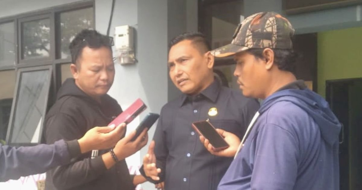 Anggota DPRD Kabupaten Tangerang Ma’mun Murod, S.Ag, memberikan keterangan kepada wartawan usai menghadiri Musrenbang Kelurahan Sepatan Tahun 2027 di Aula Kantor Kelurahan Sepatan, Kecamatan Sepatan, Senin (19/1/2026).