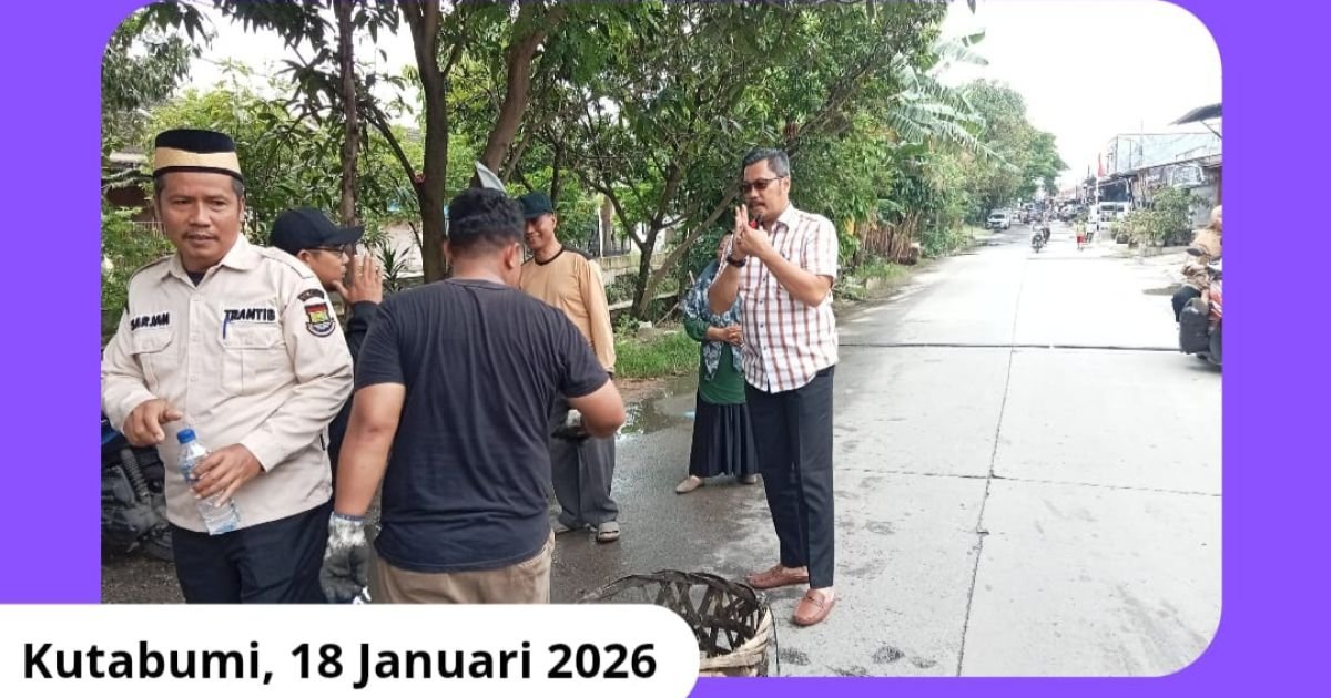 Lurah Kutabumi H. Ade Sunaryo memantau kerja bakti pembersihan kali kecil di Perumahan Grand Sutera RW 023, Kabupaten Tangerang, Minggu (18/1/2026).