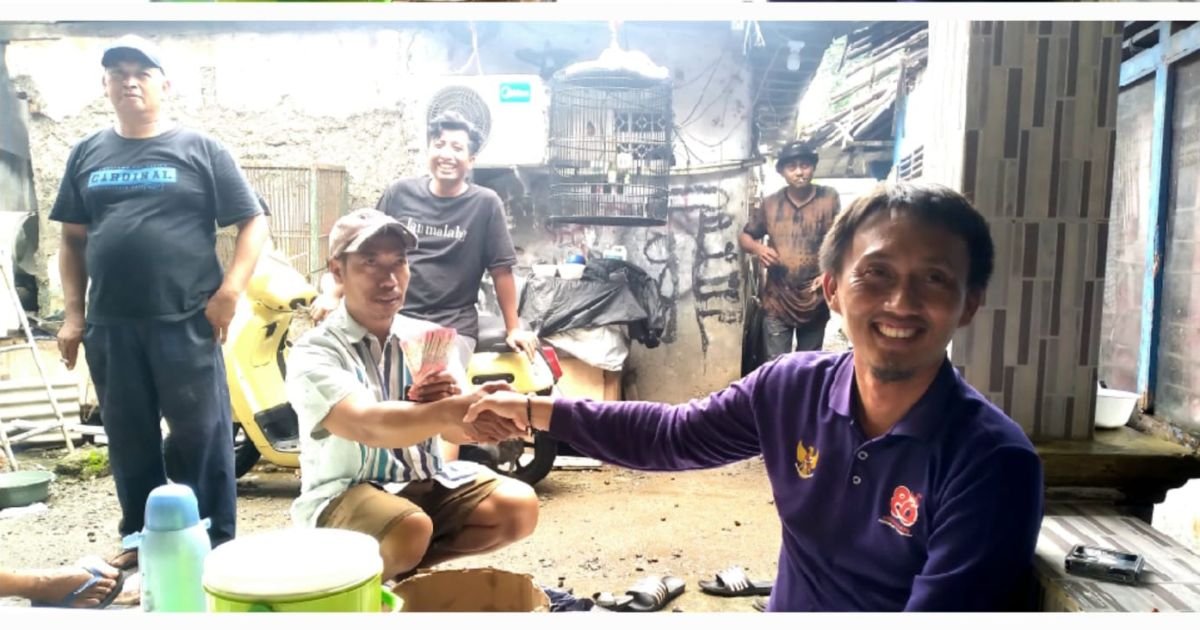 Pertemuan Paguyuban Warga 02/03 Buaran Jati di kediaman Ustadz Basuni, membahas transparansi dana dan program tenda serba guna.