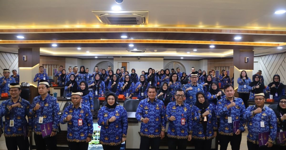 Bupati Tangerang menyerahkan Surat Keputusan (SK) kepada 10 Kepala Puskesmas di Aula Wareng, Gedung Bupati Tangerang, Senin (19/1/2026).