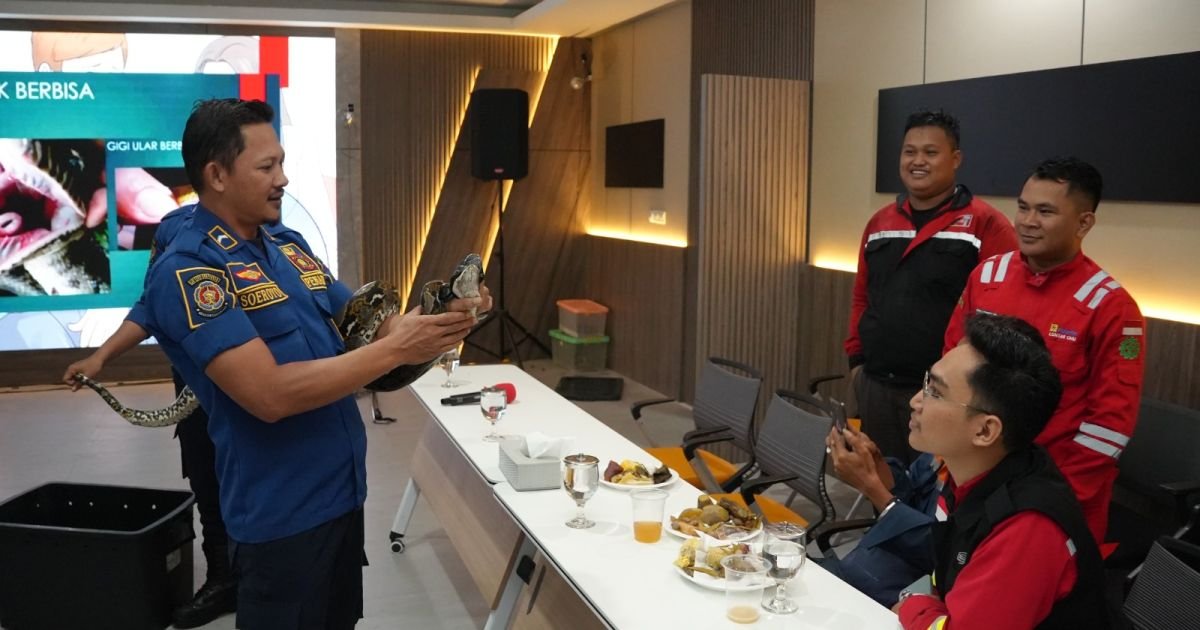 Karyawan PT PLN Indonesia Power UBP Banten 3 Lontar mengikuti simulasi pemadaman kebakaran bersama BPBD Kabupaten Tangerang dalam rangka Bulan K3 Nasional 2026 di Lontar, Kabupaten Tangerang, Senin (12/1/2026).
