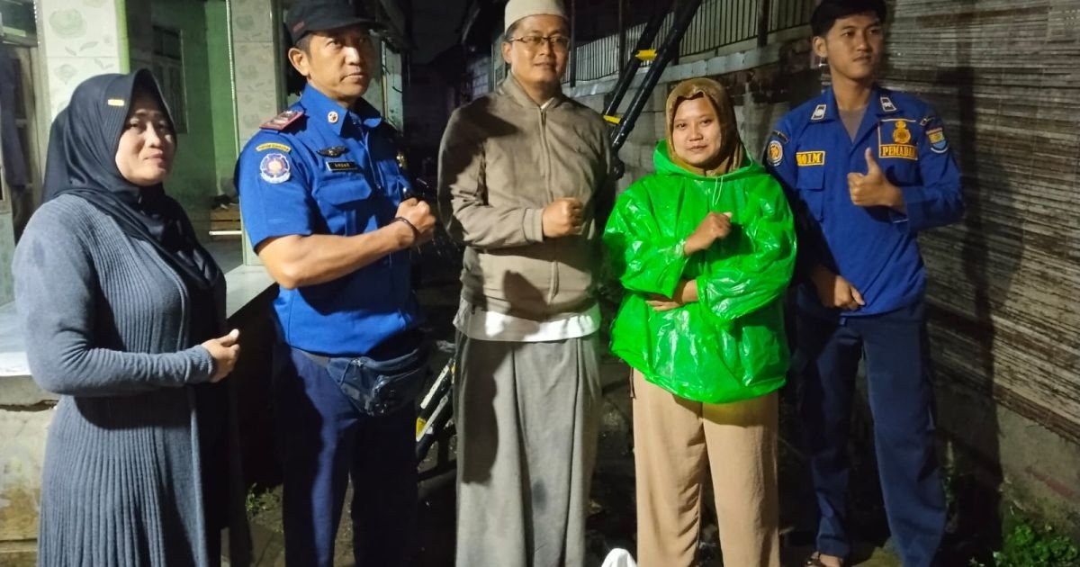 Petugas Pemadam Kebakaran Pos Sepatan bersama staf Pemerintah Desa Kosambi dan warga berfoto usai penanganan dan evakuasi sarang tawon berukuran besar di Kampung Beji, Kecamatan Sukadiri, Kabupaten Tangerang, Selasa malam (20/1/2026).