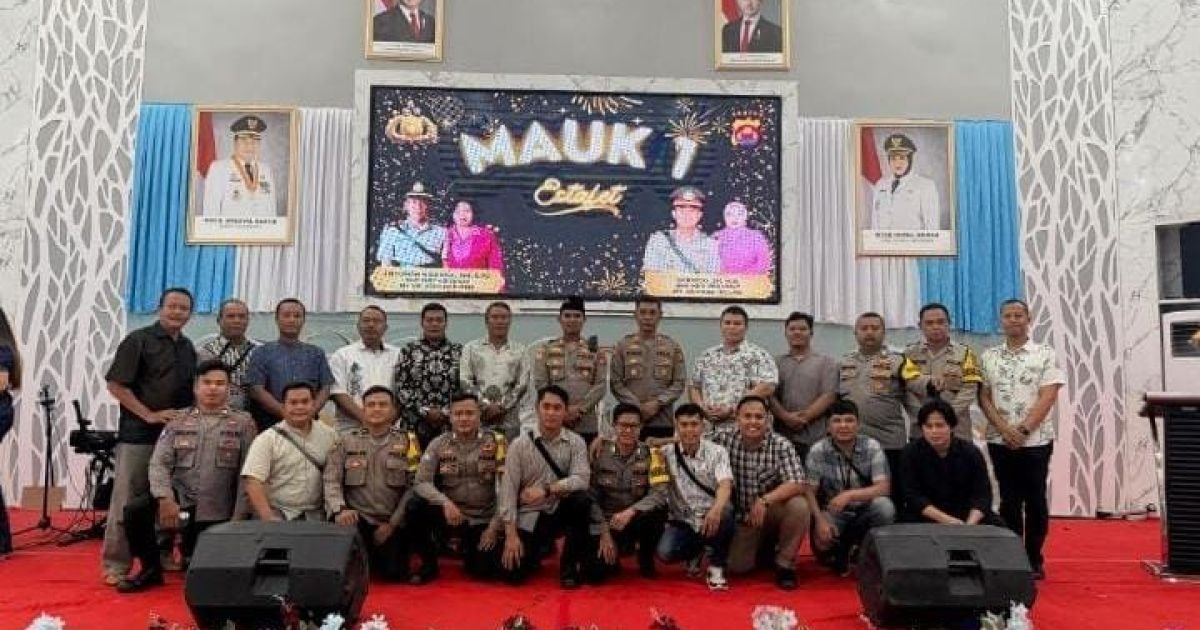 Foto bersama jajaran Polsek Mauk usai pelaksanaan acara lepas sambut dan serah terima jabatan Kapolsek Mauk di Kecamatan Mauk, Kabupaten Tangerang, Kamis (22/1/2026).