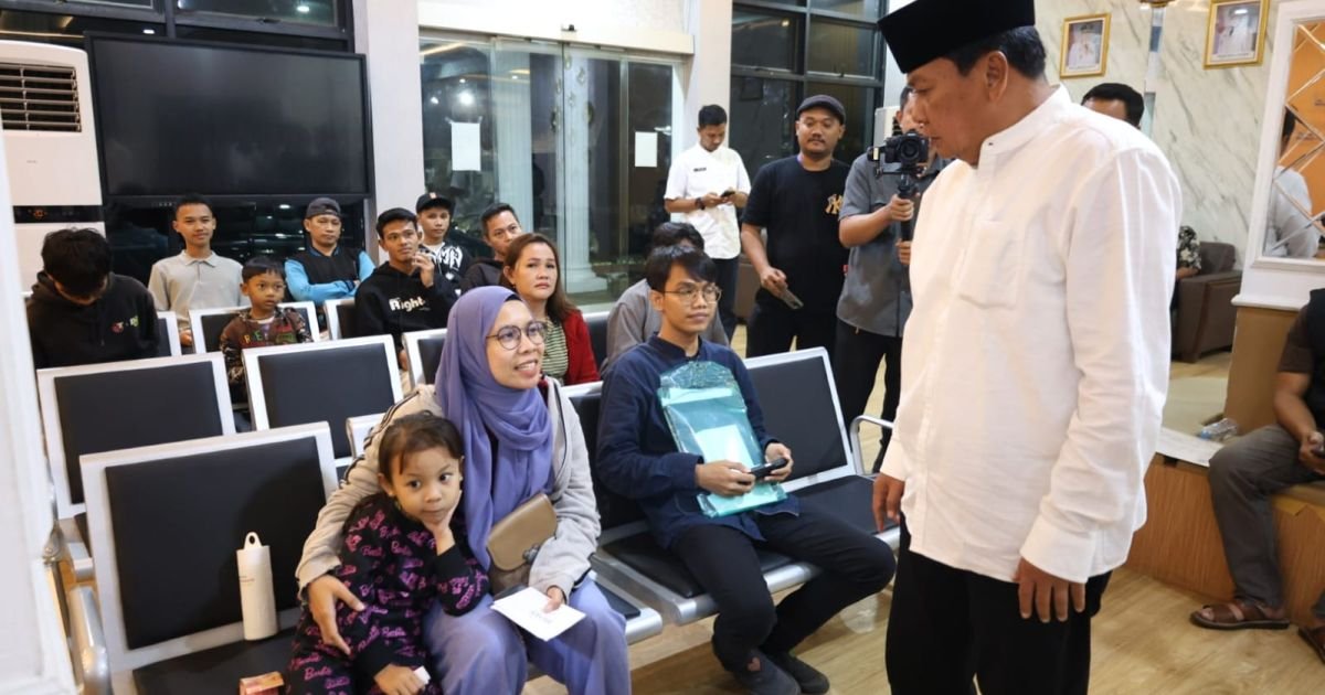 Bupati Tangerang, Moch. Maeayal Rasyid, memberikan apresiasi tinggi terhadap inovasi layanan administrasi di Kecamatan Curug yang kini membuka pelayanan hingga malam hari