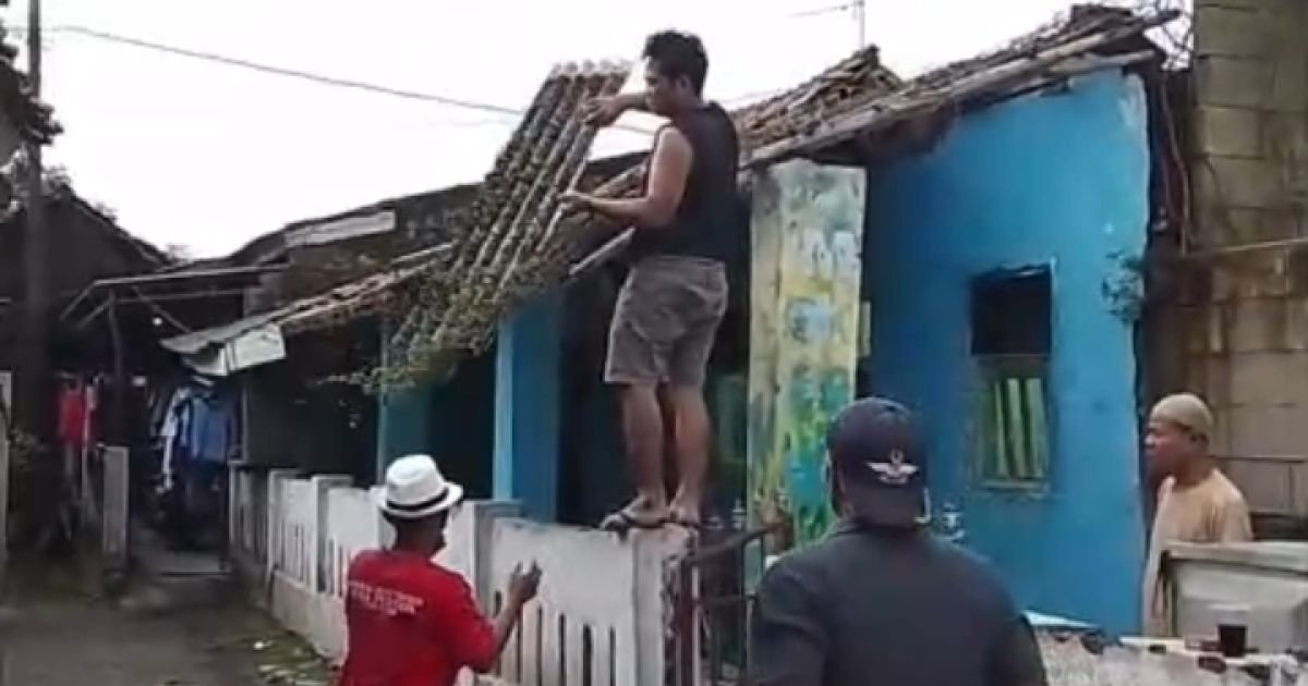 Warga dan pengurus PAUD Al-Qur’an Al-Munawaroh membersihkan puing bangunan yang ambruk di Kampung Kebon Kelapa RT 001 RW 004, Desa Pekayon, Sukadiri, Kabupaten Tangerang.