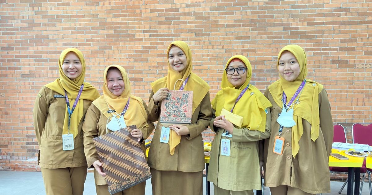 Foto bersama petugas Promosi Kesehatan (Promkes) Puskesmas Sukadiri usai kegiatan evaluasi Program Promkes di Camp Volunteer Park PMI, Kecamatan Solear.