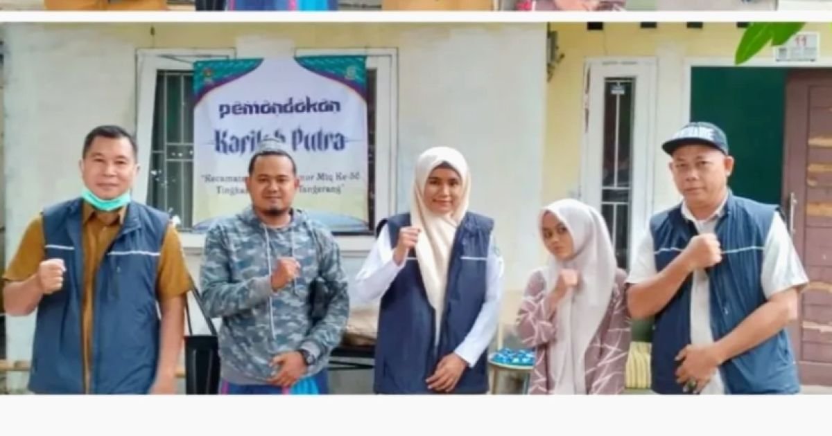 Petugas Puskesmas Kedaung Barat memberikan pelayanan kesehatan di Posko Kesehatan bagi kafilah Kecamatan Sepatan Timur selama MTQ Kabupaten Tangerang, Selasa (13/1/2026).