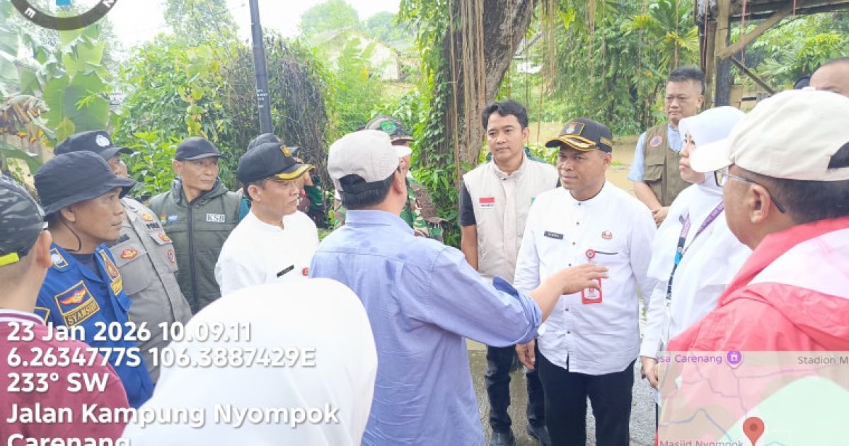 Bupati Tangerang Moch. Maesyal Rasyid bersama Kepala Dinas Kesehatan Kabupaten Tangerang meninjau lokasi banjir di Kampung Nyompok, Desa Carenang, Cisoka, Jumat (23/1/2026).