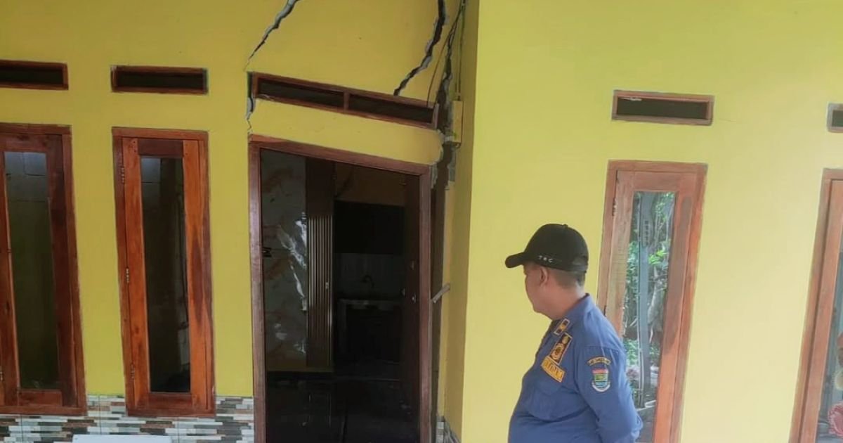 Petugas BPBD Kabupaten Tangerang melakukan pendataan lokasi pergeseran tanah di Kampung Cipayaeun, Desa Tegal Sari, Tigaraksa.