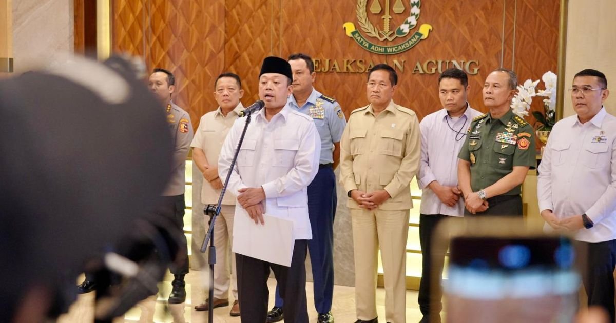 Menteri ATR/BPN Nusron Wahid bersama pimpinan lembaga negara saat rapat koordinasi pencabutan HGU di Kejaksaan RI, Jakarta.