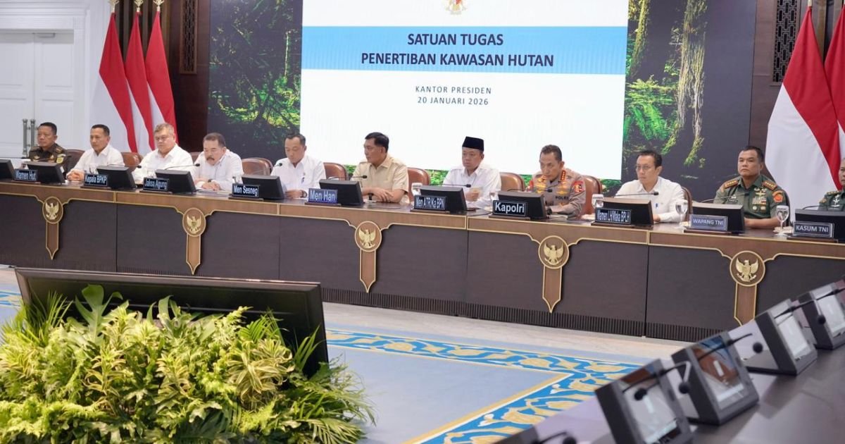 Menteri ATR/BPN Nusron Wahid saat konferensi pers pencabutan izin pemanfaatan kawasan hutan di Kantor Presiden, Jakarta