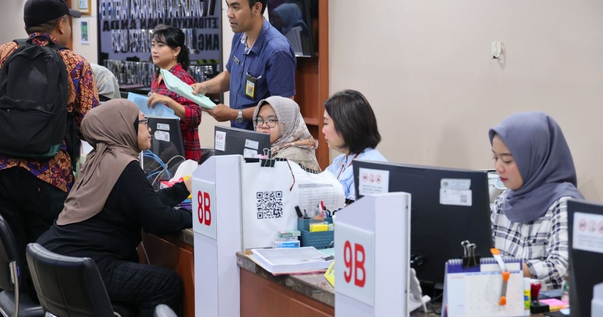 Pemohon layanan pertanahan memanfaatkan aplikasi Sentuh Tanahku di Kantor Pertanahan Kota Semarang untuk memantau proses berkas secara daring.