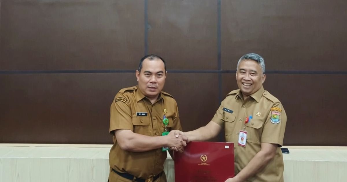 Sekretaris Kelurahan Pakuhaji Ahmad Hilman, S.H menerima Satyalencana Karya Setya X Tahun dan Sertifikat Pelatihan Barjas dari Kepala BKPSDM Kabupaten Tangerang H. Beny Rahmat, S.H di Aula BKPSDM Kabupaten Tangerang, Selasa (27/1/2026).