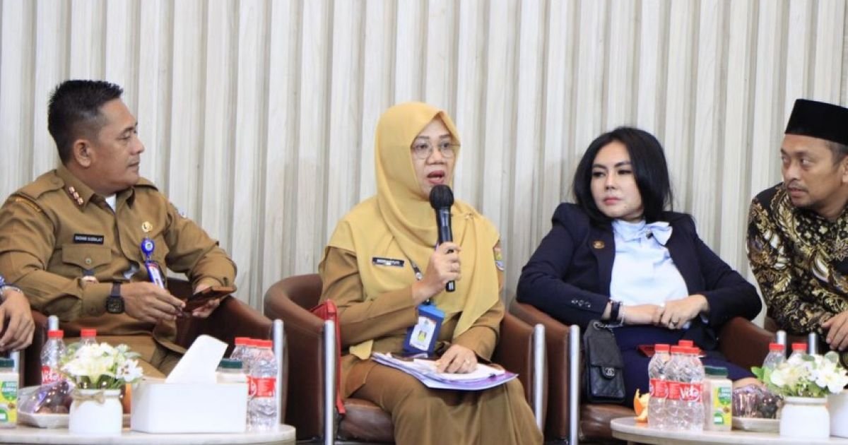 Plt Sekretaris Bappeda Kabupaten Tangerang Sri Indri Astuti menyampaikan paparan arah kebijakan dan prioritas pembangunan RKPD 2027 pada Musrenbang Kecamatan Kelapa Dua, Selasa (27/1).