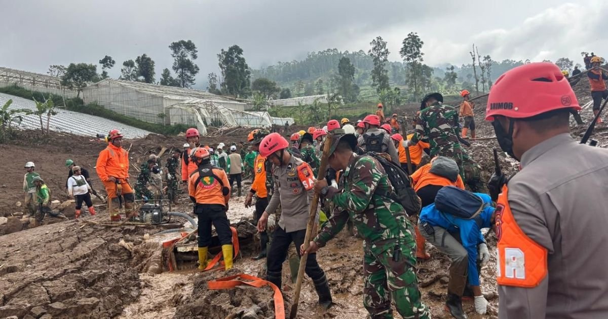 Personel Batalyon B Pelopor Satbrimob Polda Jawa Barat melakukan pencarian dan evakuasi korban pada H+3 bencana tanah longsor di Desa Pasirlangu, Kecamatan Cisarua, Kabupaten Bandung Barat, Selasa (27/1/2026).