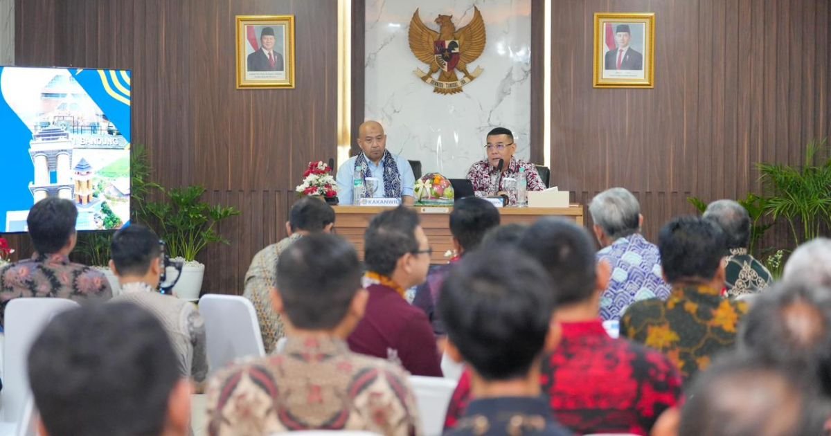 Wamen ATR/Waka BPN Ossy Dermawan memberikan pengarahan kepada jajaran Kantor Pertanahan Kabupaten Bandung di Jawa Barat, Sabtu (24/1).