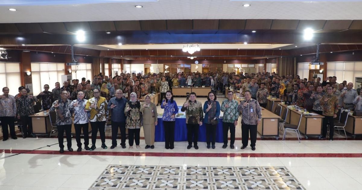 Sekretaris Jenderal ATR/BPN Dalu Agung Darmawan berfoto bersama Kepala Kanwil BPN Provinsi Jawa Timur, para pejabat pimpinan tinggi, dan jajaran Kantor Pertanahan se-Jawa Timur usai pembukaan Rakerda Tahun Anggaran 2026.