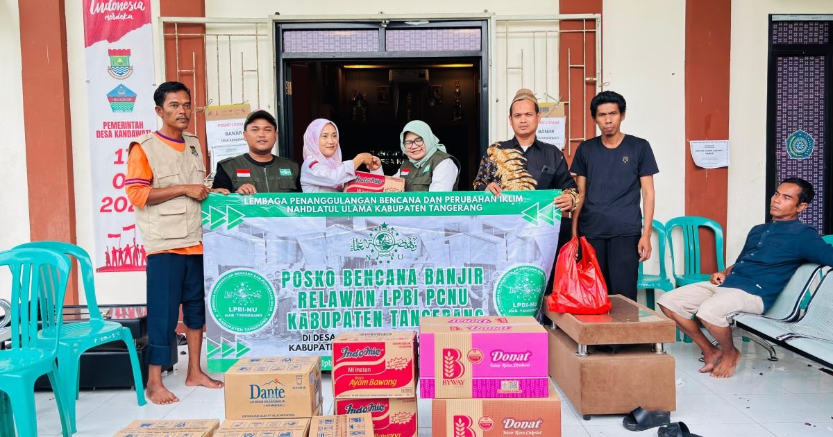 Ketua LPBI NU Kabupaten Tangerang, Sari Budi Handayani, didampingi relawan menyalurkan bantuan logistik kepada warga terdampak banjir di Kecamatan Kresek dan Gunung Kaler, Kabupaten Tangerang, Rabu (28/1/2026).