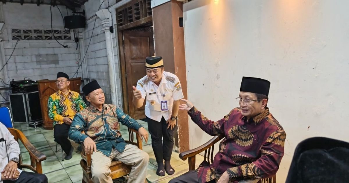 Camat Cisauk mendampingi Menteri Agama RI Prof. Dr. KH. Nasaruddin Umar, MA saat kunjungan ke Pondok Pesantren Daarul Hikmah, Kelurahan Cisauk, Kecamatan Cisauk, Rabu (28/1/2026).
