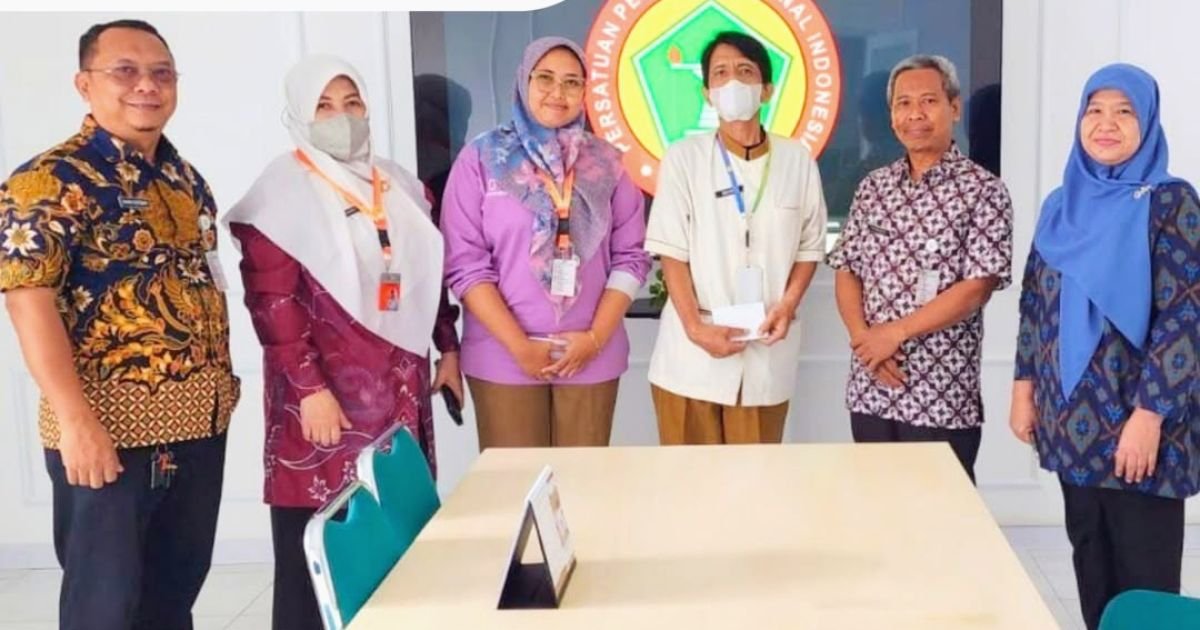 DPK PPNI RSUD Kabupaten Tangerang menyerahkan bantuan kepada pegawai RSUD yang terdampak banjir, Kamis (29/1/2026).