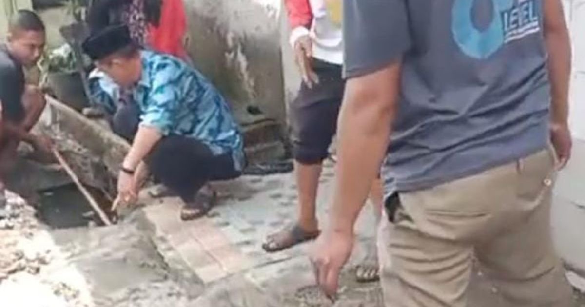 Tak Sekadar Instruksi, Kades Sangiang Komarullah S.H Turun Tangan Atasi Banjir Kampung