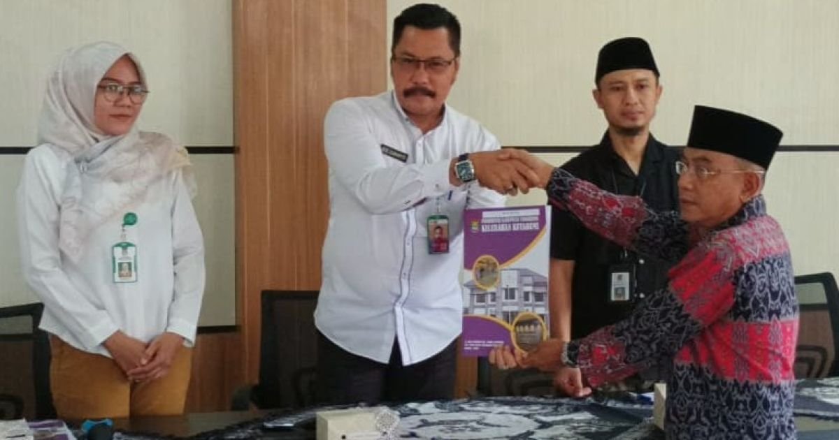 Lurah Kutabumi Ade Sunaryo menyerahkan surat keputusan pelantikan kepada Ketua RT 001 RW 010 Pondok Indah