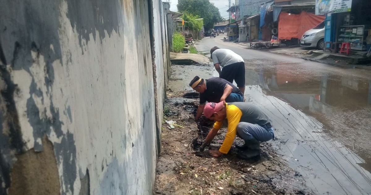 Tangan Belepotan, Bau Menyengat Tak Surutkan Niat Kades Kosambi Angkat Lumpur di Got