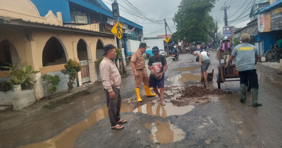 Kelurahan Pakuhaji Lakukan Penanganan Darurat Jalan Raya Berlubang