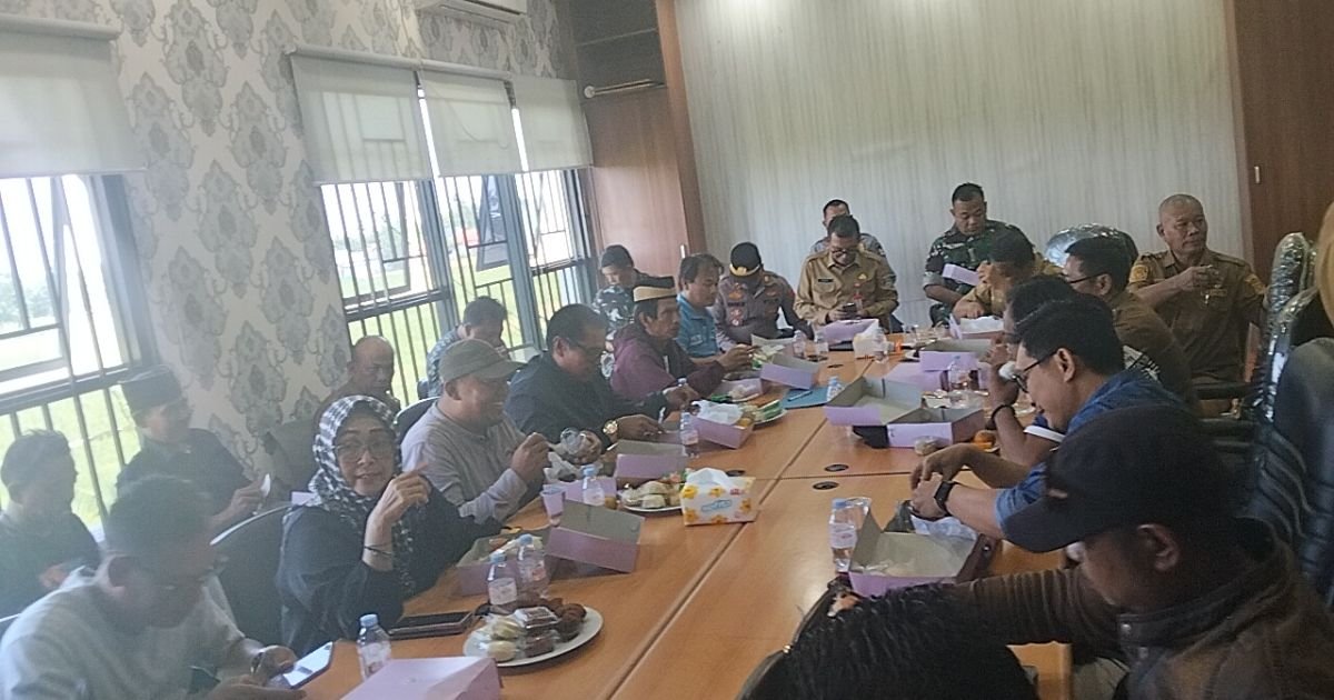 Audiensi ke Bupati, Warga Pakuhaji Minta Kendaraan Berat Ditertibkan