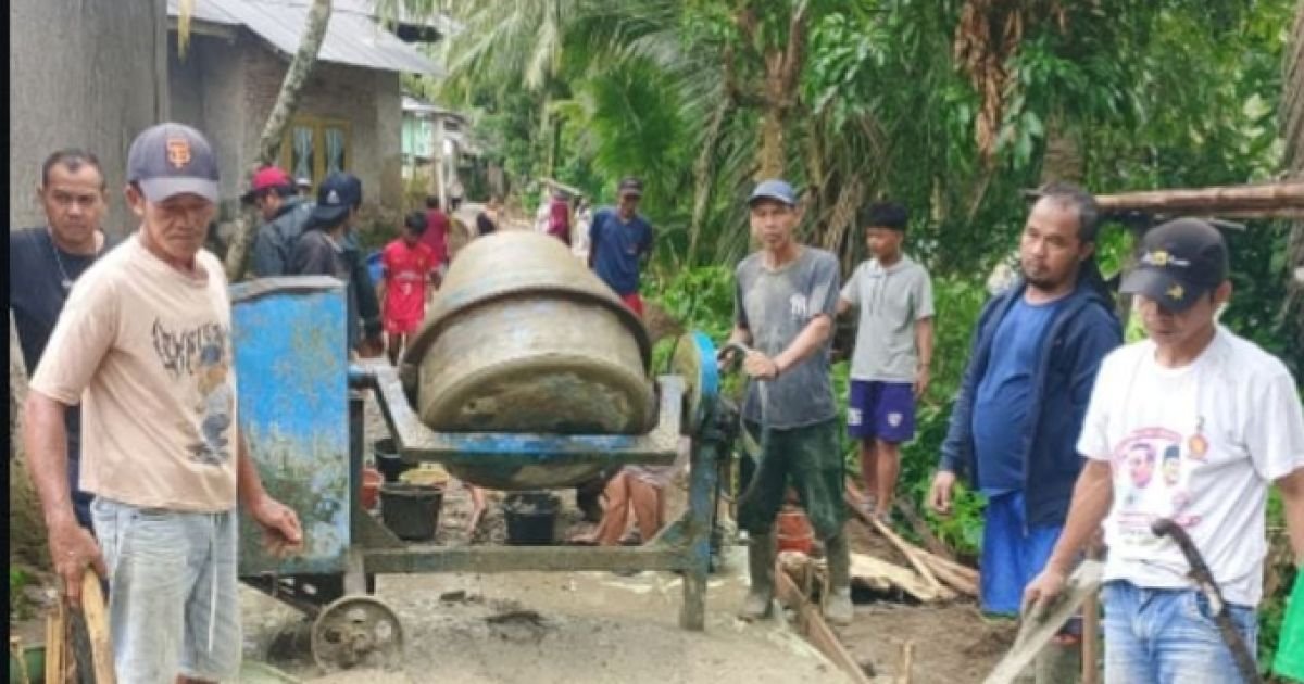 Warga Kampung Lebak Masigit Bangun Jalan Swadaya, Bendahara Umum Jayagati Sumbang 200 Zak Semen