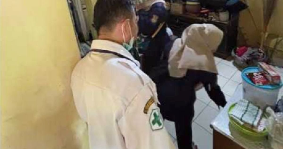 Tim kesehatan Puskesmas Pakuhaji melakukan penyelidikan epidemiologi leptospirosis di lingkungan warga Pakualam, Rabu (14/1/2026).