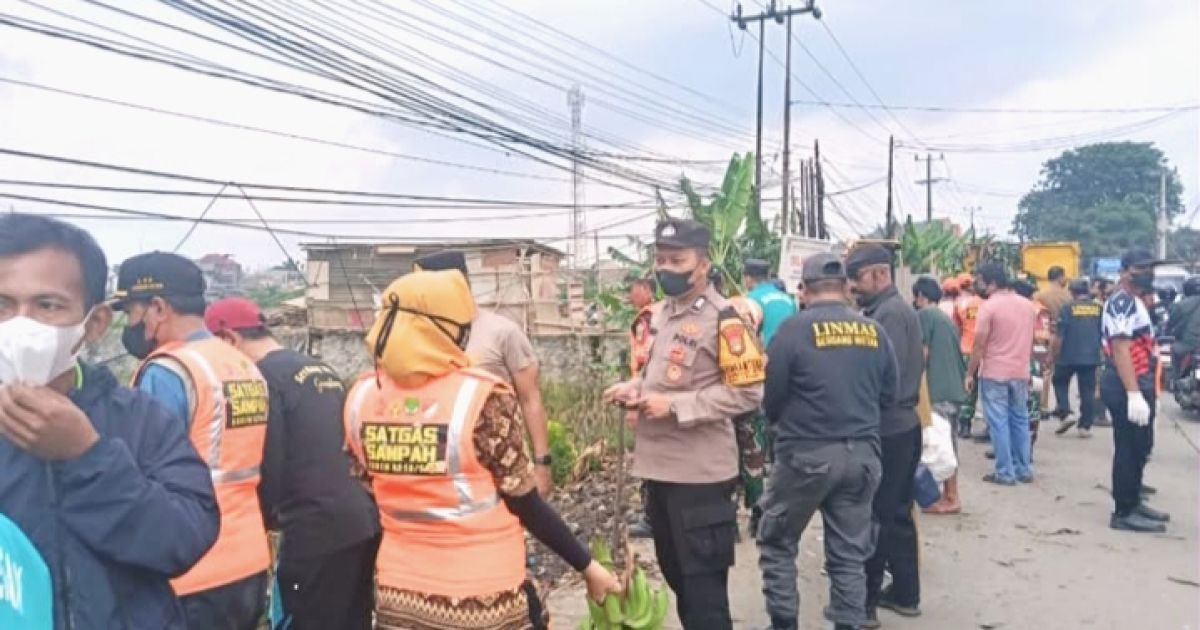 Jaga Wajah Kecamatan, Forkopimcam Legok Sikat Habis Sampah Liar