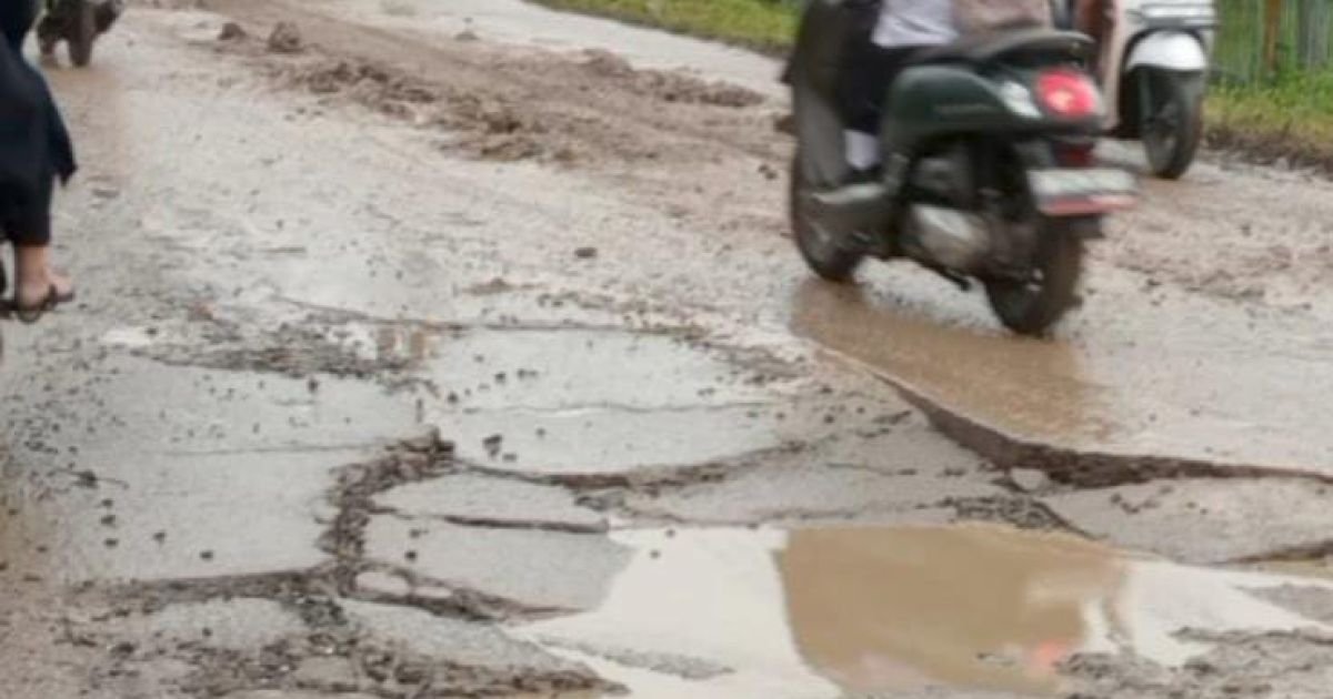 Waspada! Jalan Berlubang di Depan Stadion Mini Sukadiri Tangerang Bahayakan Warga