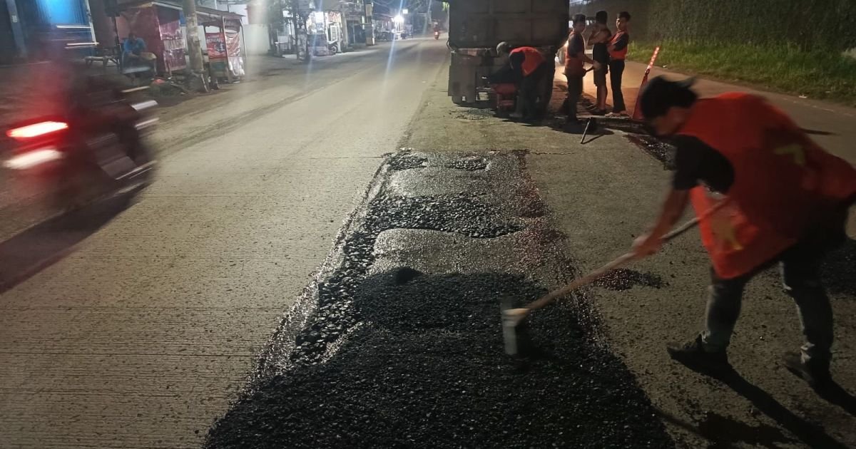 Petugas Dinas Bina Marga dan Sumber Daya Air Kabupaten Tangerang melakukan pemeliharaan darurat di ruas jalan rawan kecelakaan kawasan Pasar Kemis